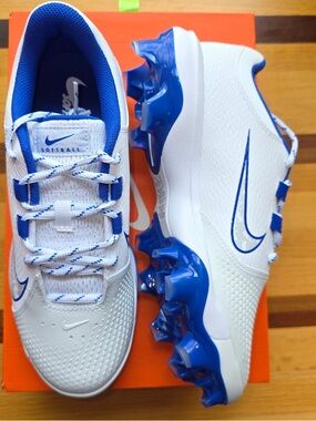 Nike Women’s White and Blue HyperDiamond Softball Cleats NIB